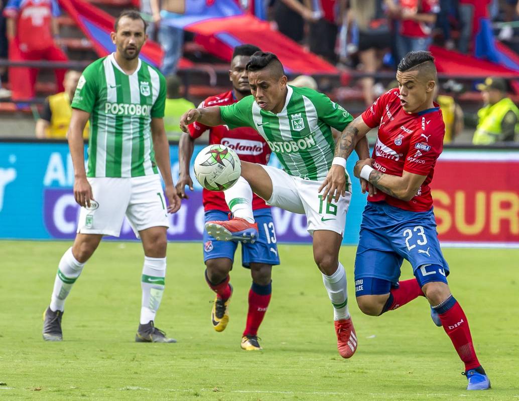 Vladimir Hernánde de Nacional y Leonardo Castro del DIM en una sana disputa por el balón. Foto Juan Antonio Sánchez O