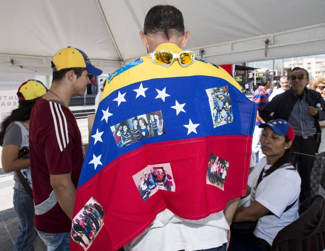 “Si en Venezuela hacen filas para comprar comida, acá hacemos fila para votar”, dijeron. FOTO JAIME PÉREZ