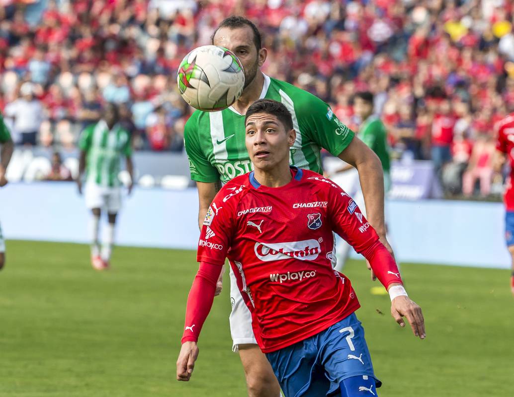 Un buen duelo vivieron el joven Brayan Castrillón del DIM con el experimentado Hernán Barcos de Nacional. Foto Juan Antonio Sánchez O