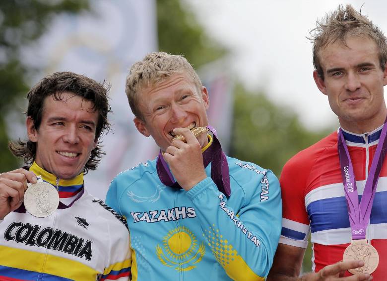 Con orgullo, Urán lució la medalla de plata al lado de Vinokurov y el noruego Alexander Kristoff. Fotos archivo.