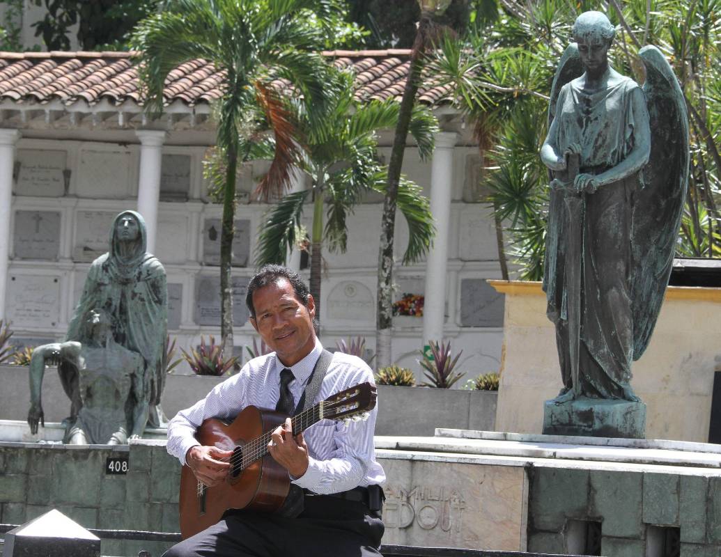 El Museo Cementerio San Pedro contiene una importante muestra de arte religioso. Allí están los mausoleos y tumbas de personajes ilustres como Jorge Isaacs, María Cano, Francisco Antonio Zea, Manuel Uribe Ángel, Juan José Botero, entre otros. Hay visitas guiadas mostrando el arte y hablando de los personajes. Está situado en la Cra 51 N° 68-68. Teléfono: 516 76 50. Foto: Róbinson Sáenz.