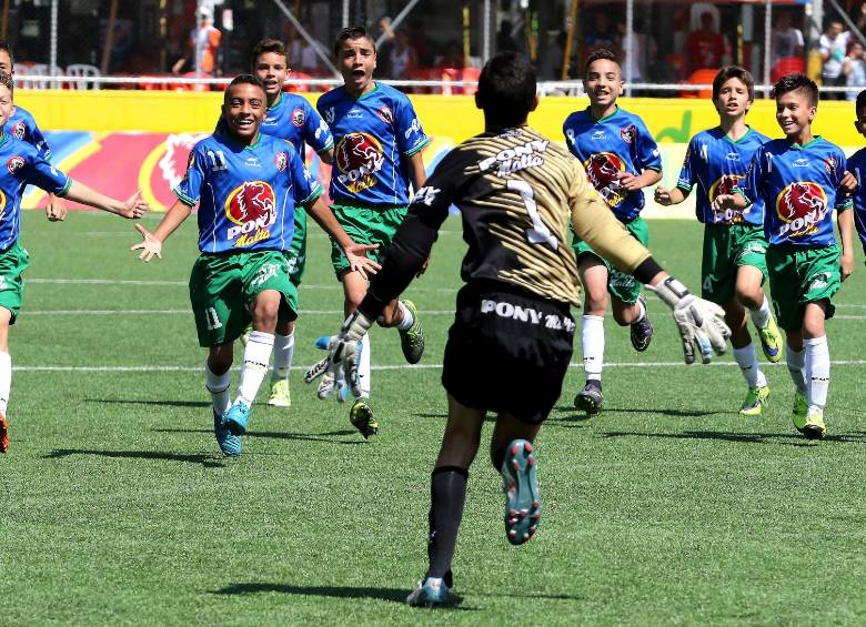 Chicos de Juan Pablo II festejan el paso a los cuartos del Pony en la Marte 1. FOTO donaldo zuluaga