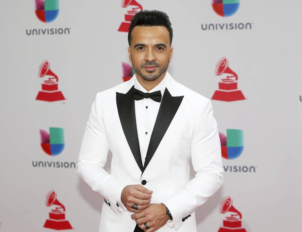 De blanco asistió Luis Fonsi. FOTO Reuters
