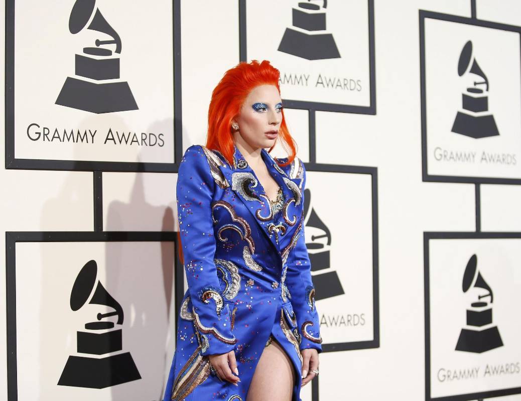 Lady Gaga, con un color de pelo diferente hará homenaje a David Bowie. FOTO Reuters