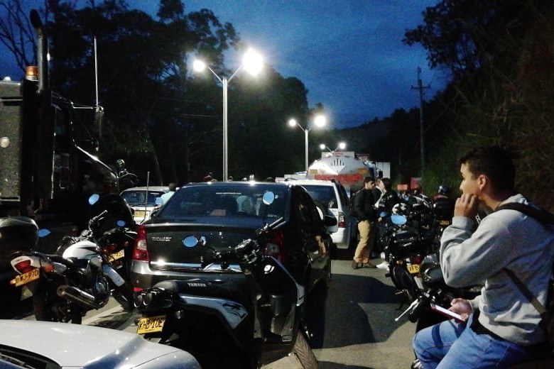 Fuerte trancón en autopista Medellín-Bogotá por accidente de motociclista