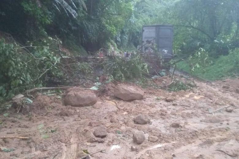 La autopista Medellín - Bogotá presenta varios derrumbes a la altura del municipio de San Luis. FOTO CORTESÍA MIORIENTE