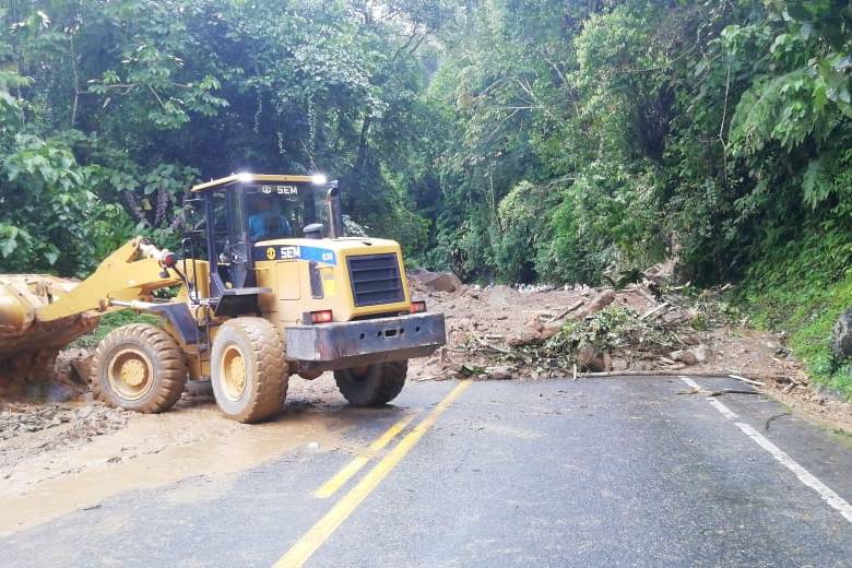 Así fueron las tareas de remoción de tierra en la vía El Santuario - Caño Alegre, en inmediaciones del municipio antioqueño de San Luis. FOTO CORTESÍA