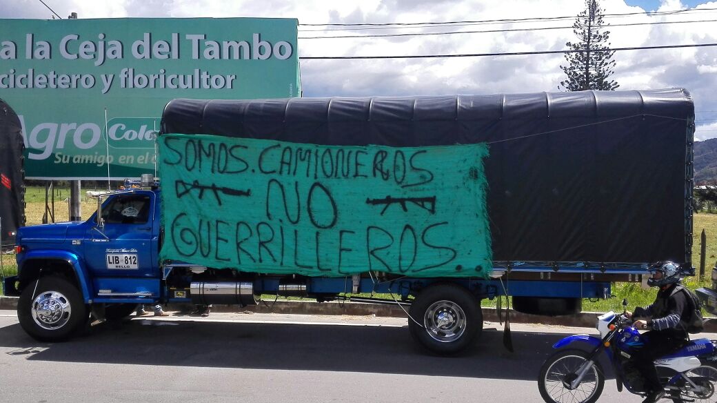 Más de 5.000 litros de leche y casi cinco toneladas de alimentos fueron arrojados a la vía que comunica a los municipios de Rionegro y La Ceja. FOTOS Jaime Pérez