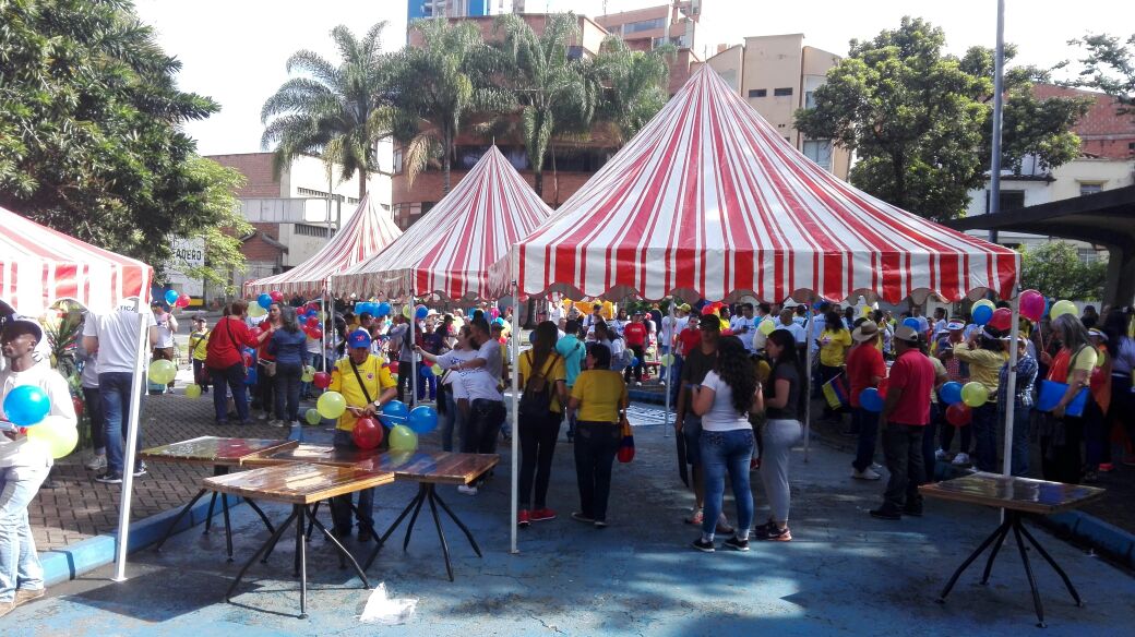 8:53 a.m. - Los asistentes llegaron dos horas antes de que iniciara la marcha. FOTO CAMILO TRUJILLO