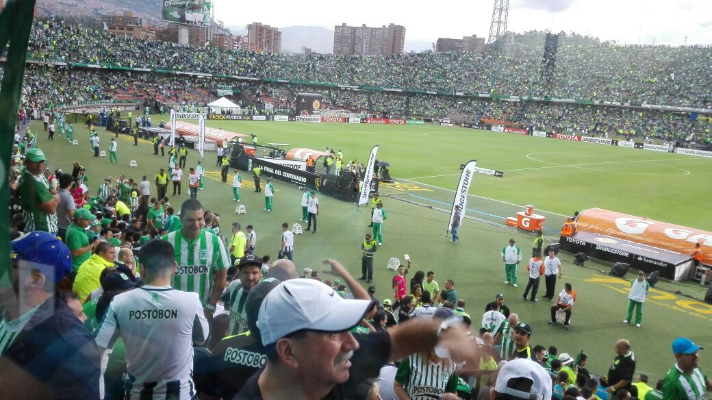 Más de 45 mil hinchas llenan las tribunas del estadio Atanasio Girardot para ser testigos de lo que podría ser el segundo título de Nacional en la Copa Libertadores. FOTO Esteban Vanegas
