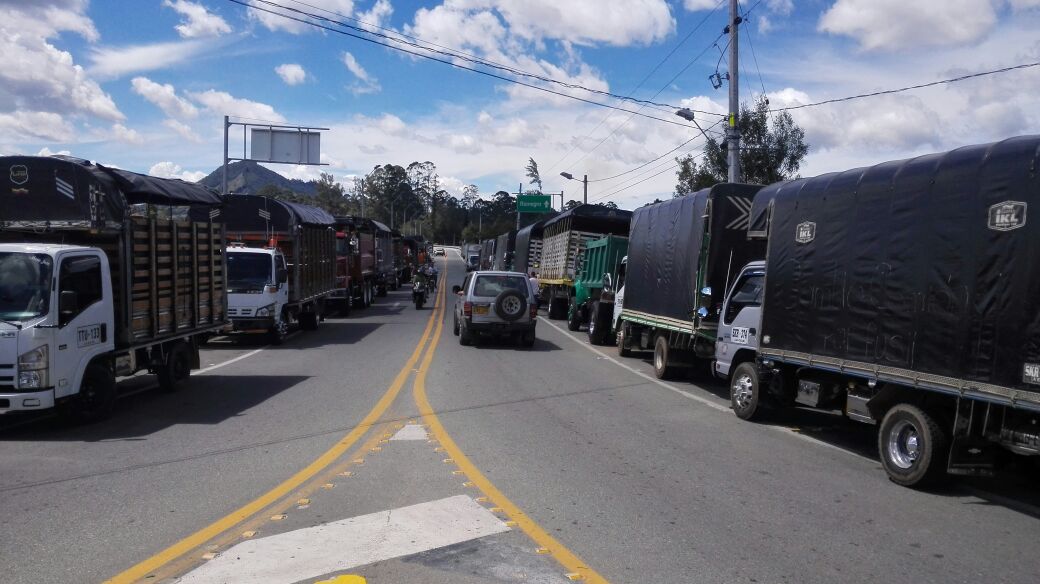 La manifestación obligó además al cierre de esa vía del Oriente Antioqueño. FOTOS Jaime Pérez