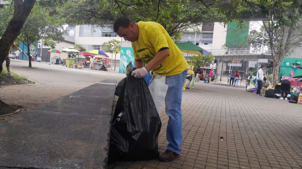 En Medellín la jornada partió de los almacenes Éxito de El Poblado, Laureles y San Antonio. Los voluntarios se dividieron en cuadrillas para aportarle al planeta. FOTO JAIME PÉREZ