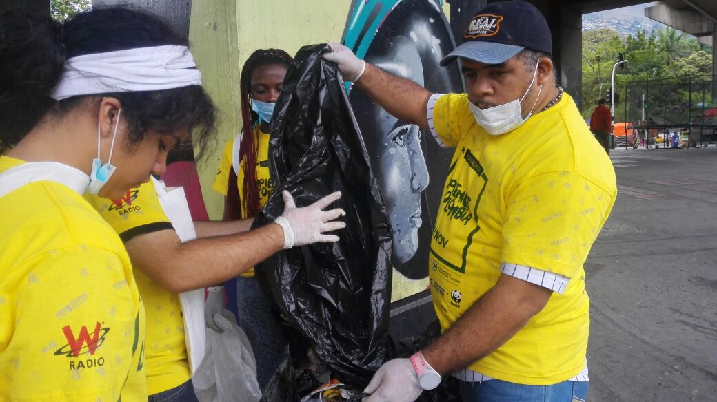 En Medellín la jornada partió de los almacenes Éxito de El Poblado, Laureles y San Antonio. Los voluntarios se dividieron en cuadrillas para aportarle al planeta. FOTO JAIME PÉREZ