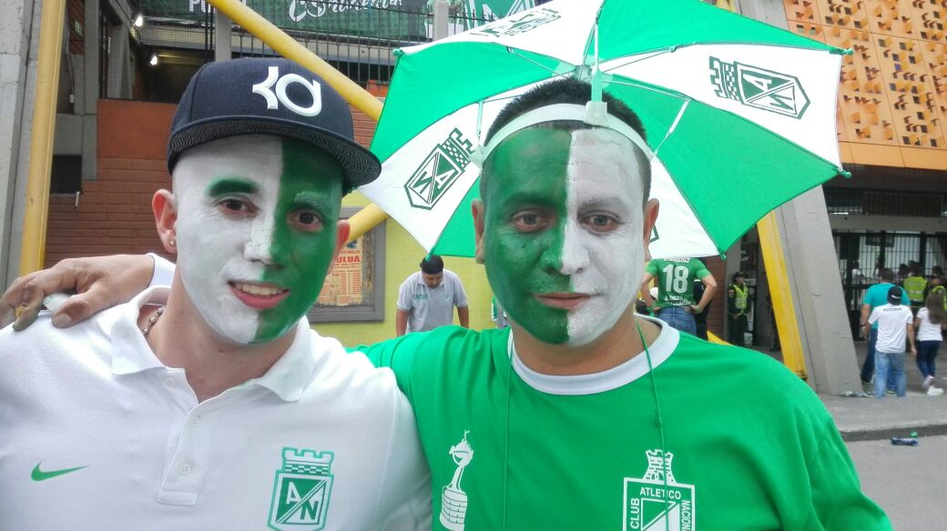 Toda una fiesta se vive a las afueras del estadio Atanasio Girardot. Los hinchas viven con pasión las horas previas al decisivo encuentro. FOTO Esteban Vanegas