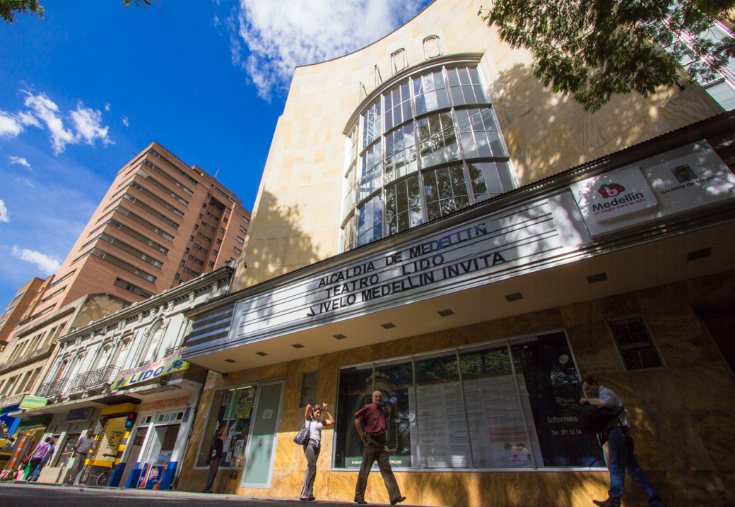 El Teatro Lido, situado en el costado Oriental del Parque de Bolívar, fue estrenado en 1945. En su interior hay vitrales con las imágenes de las musas Talía, Calíope, Euterpe, Terpsícore y Clío. Reinaugurado en 2017, es destinado a la presentación de artes escénicas, como teatro y danza; conciertos y proyecciones de cine. Es de la Secretaría de Cultura Ciudadana. FOTO: Cortesía Medellín Convention Bureau.