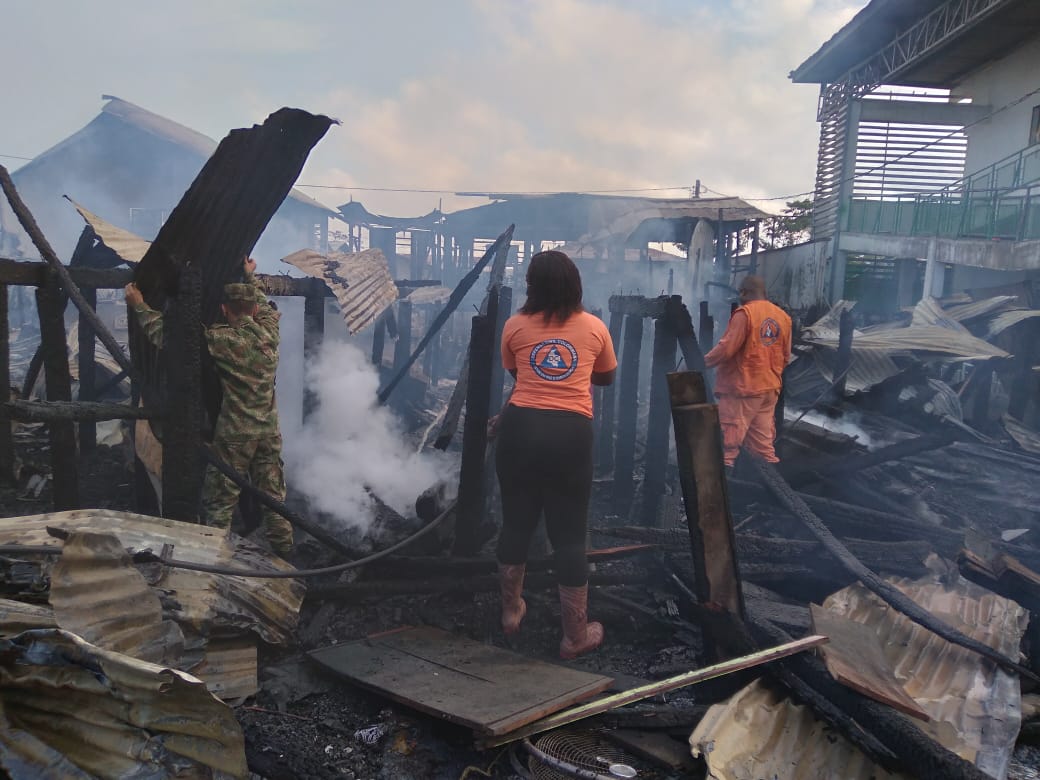 Así fue el voraz incendio en el municipio de Riosucio, Chocó y que dejó 72 viviendas afectadas, 320 personas damnificadas y muertas a una niña de 8 años y una mujer de 25. FOTO SÉPTIMA DIVISIÓN EJÉRCITO