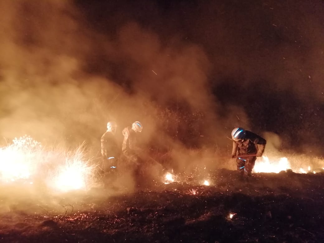 Un trabajo coordinado entre el Ejército, el cuerpo de Bomberos y la Defensa Civil permitió extinguir las llamas. FOTO: Cortesía Ejército.