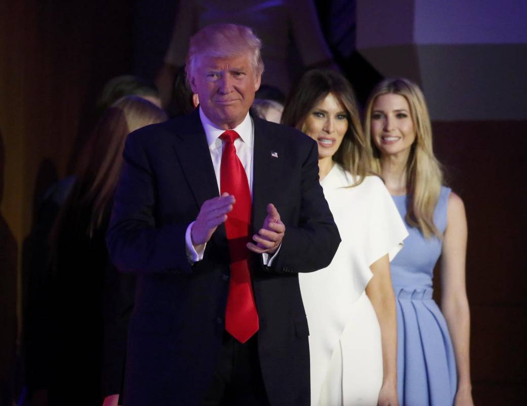 Melania, su esposa, de blanco e Ivanka, su hija, de azul, llegaron a acompañar a Trump. FOTO Reuters