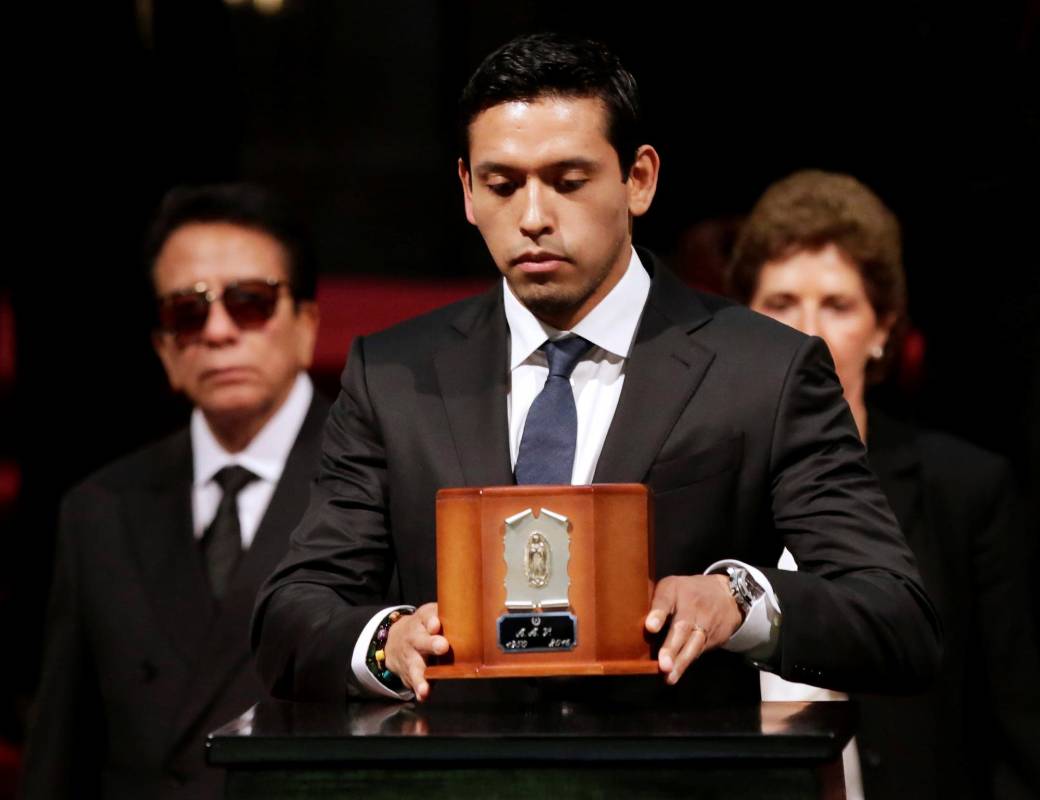 Iván Aguilera, el hijo biológico de Juan Gabriel, fue el encargado de llevar el cofre con sus cenizas. FOTO Reuters