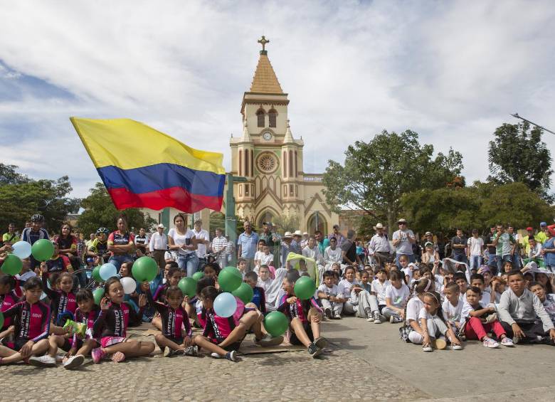 El parque principal de Urrao fue el escenario que sus habitantes eligieron para acompañar y enviar fuerza positiva a Rigoberto Urán, en la penúltima etapa del Tour de Francia. FOTO Edwin Bustamante