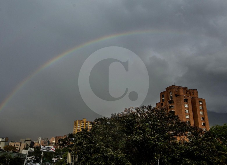 La fría y lluviosa tarde que soportaron los habitantes, y turistas, este martes 2 de enero en Medellín, se vio recompensada por un colorido arcoíris que se pudo disfrutar desde varios puntos del sur del Aburrá. FOTO JULIO CÉSAR HERRERA