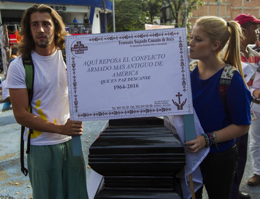 Cientos de personas se congregaron a las afueras del Teatro Pablo Tobón Uribe para presenciar la firma del acuerdo final que se celebró en Cartagena, entre el presidente Juan Manuel Santos y el comandante de las Farc, Rodrigo Londoño. FOTO JAIME PÉREZ