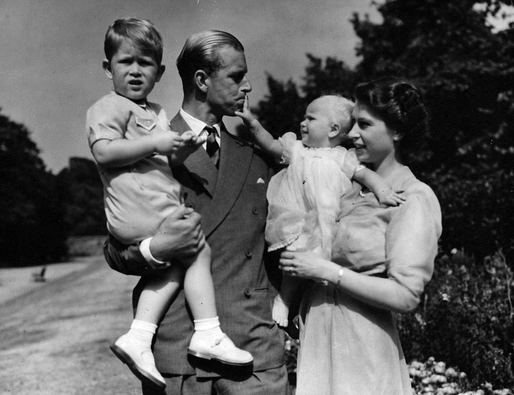 Aquí con Carlos y Ana, sus dos primeros hijos. FOTO Archivo