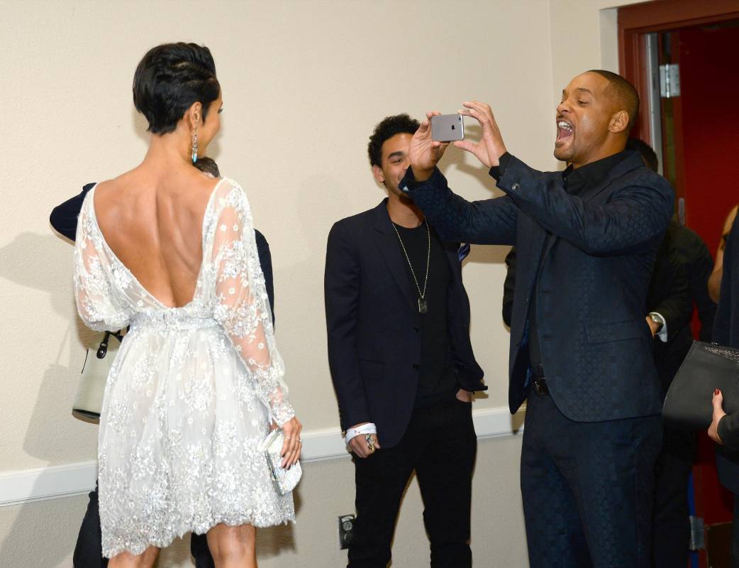 Will Smith y su esposa tuvieron tiempo de tomar fotografías en el camerino. FOTO AP