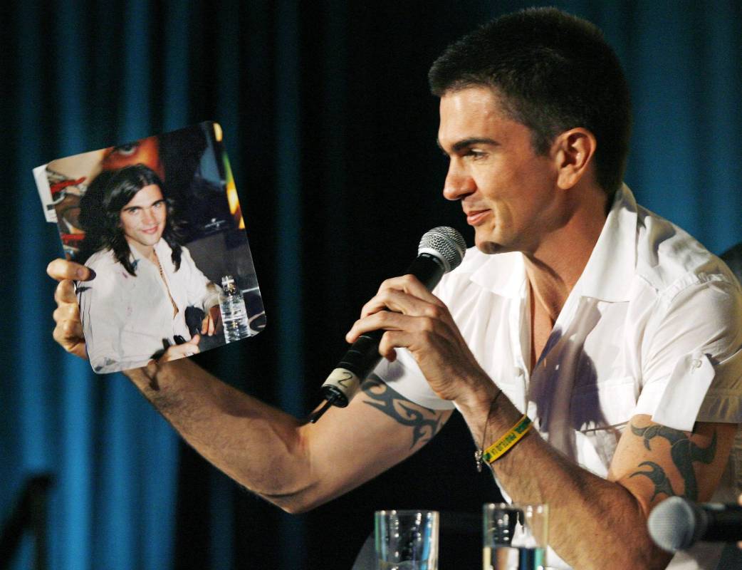 2. Una fan del artista le lleva de regalo una foto de su juventud en Medellín. La imagen es de abril de 2007 en una entrevista con Leila Cobo para Billboard Latin Music. El artista prueba su nuevo aspecto: cabello corto. FOTO: REUTERS.