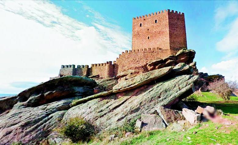 El Castillo de Zafra en Guadalajara, España, es la Torre de la Alegría de las Montañas Rojas de Dorne, donde Ned Stark encontró a su hermana Lyanna al borde de la muerte y a su sobrino, John Snow, quien ahora comanda el Ejército del Norte. FOTOs google street view