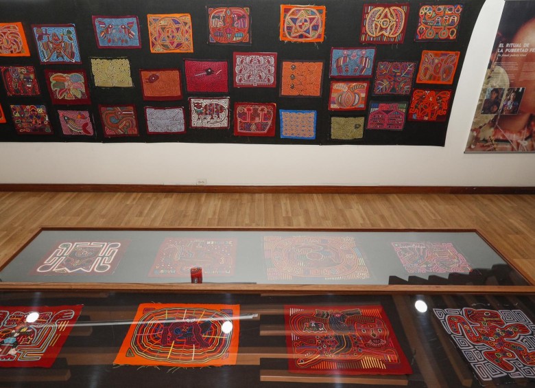 Esta exposición se encuentra en el banco de la República en Medellín, reúne 87 piezas textiles (molas) que se usan como vestido y también como símbolo de protección y de relato. Foto: Manuel Saldarriaga Quintero