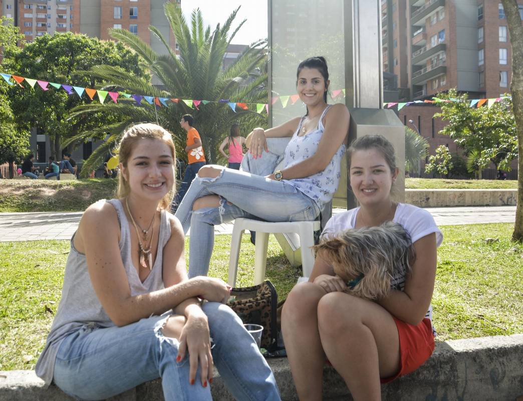 Susana Giraldo y Daniela Ibáñez y Camila Giraldo. Foto Cámara Lúcida. 