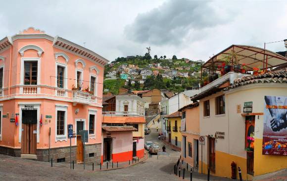 La Ronda es calle de artesanos y ofrece vista de lujo a la virgen del Panecillo. FOTOS cortesía