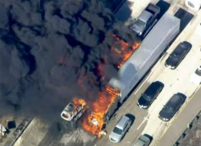 Un incendio de vegetación alcanzó la autopista en el Puerto del Cajón, en el sur de California (Estados Unidos). FOTO REUTERS