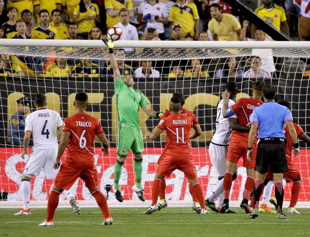 David Ospina fue gran protagonista del juego. FOTO AP