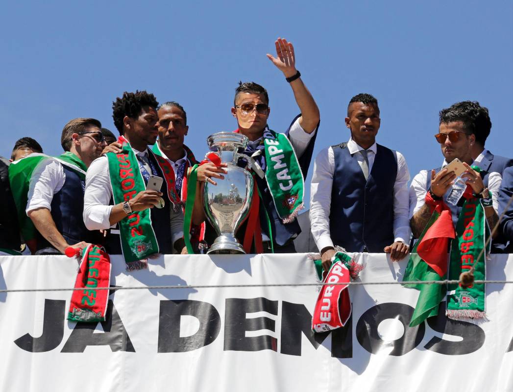 Miles de portugueses recibieron a la selección en Lisboa para festejar el primer título de Portugal, después de conquistar la Eurocopa al vencer a Francia por 1 a 0 en la prórroga. FOTO AFP