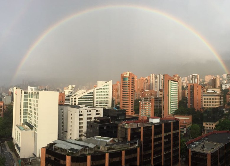 La fría y lluviosa tarde que soportaron los habitantes, y turistas, este martes 2 de enero en Medellín, se vio recompensada por un colorido arcoíris que se pudo disfrutar desde varios puntos del sur del Aburrá. FOTO CORTESÍA BEATRIZ QUICENO