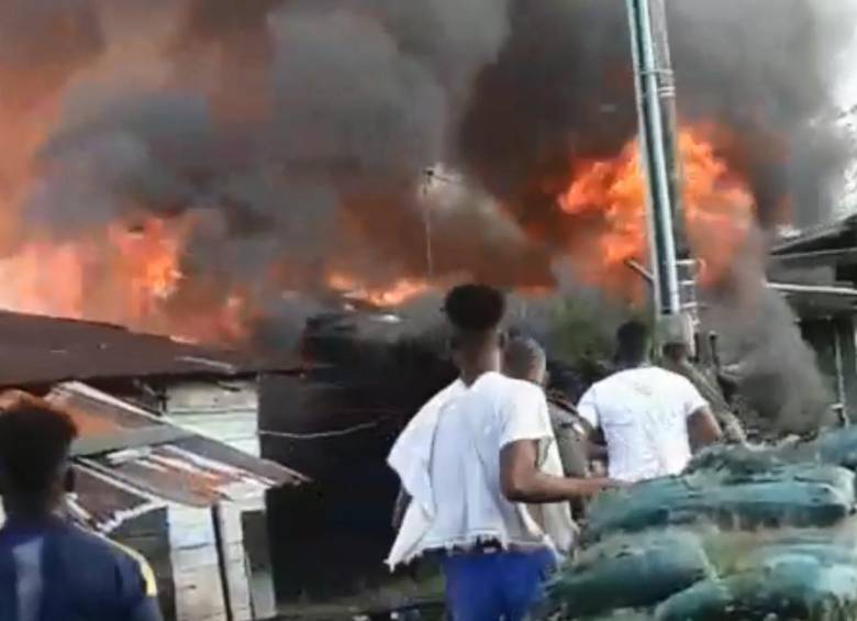 El incendio se presentó a las 4 de la tarde de este jueves. FOTO: Tomada de video. 