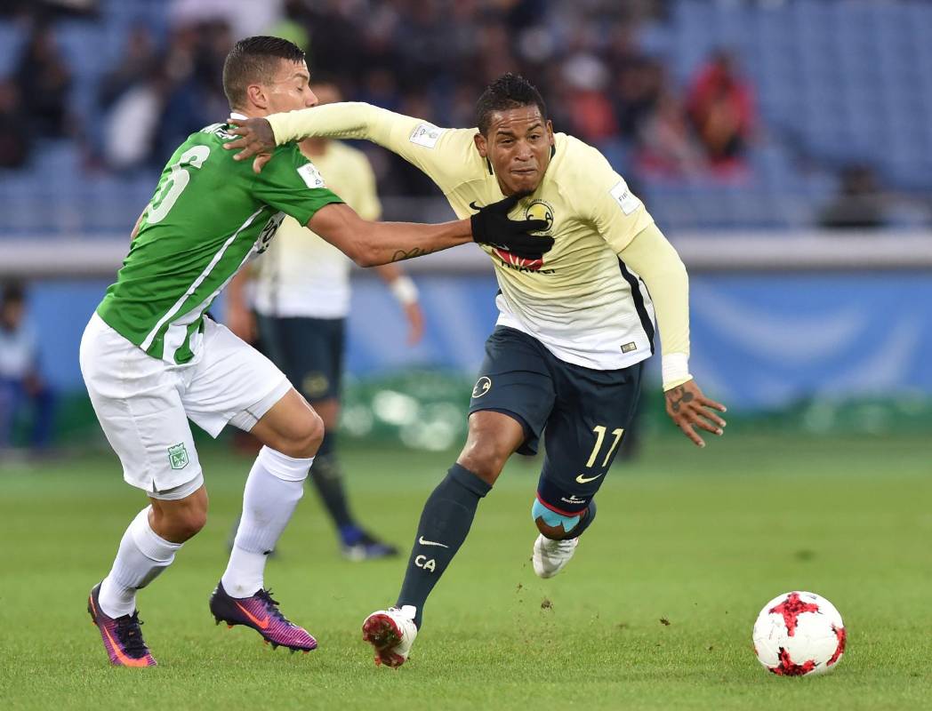 Los paisas no tardaron en irse al frente. Apenas a los seis minutos de acción Mateus Uribe lanzó un pase a profundidad a Orlando Berrio, sin embargo Samudio se interpuso para desviar el balón a propia meta y darle al conjunto verdolaga la ventaja 1-0 apenas a los seis minutos de acción. FOTO AFP