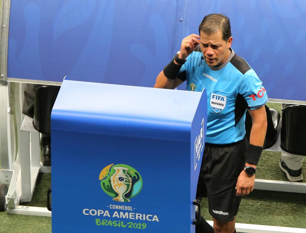 En medio del festejo y los aplausos, el árbitro, el peruano Víctor Carrillo, revisó la jugada en el VAR y anuló el gol al corroborar que hubo mano. FOTO REUTERS