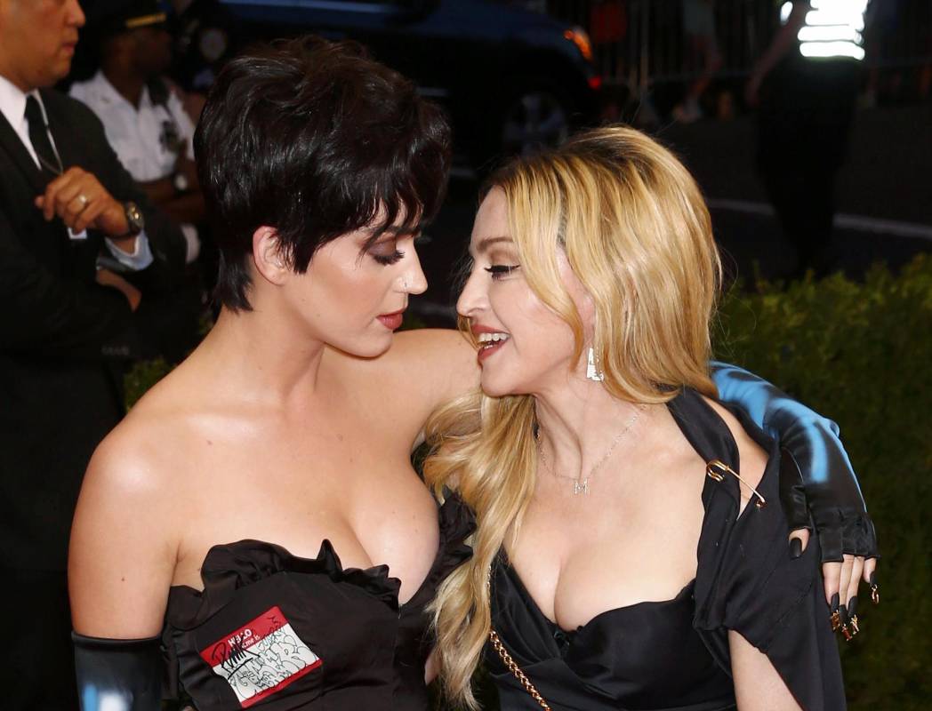Katy Perry y Madonna, ambas con un diseño de Moschino. FOTO Reuters