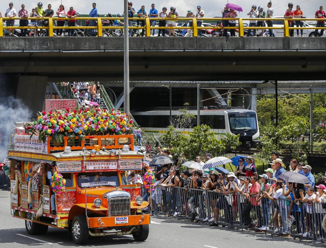 El Desfile de Autos Clásicos y Antiguos de EL COLOMBIANO no es solo un atractivo más de la Feria de las Flores; también tiene un componente social. FOTO Julio César Herrera