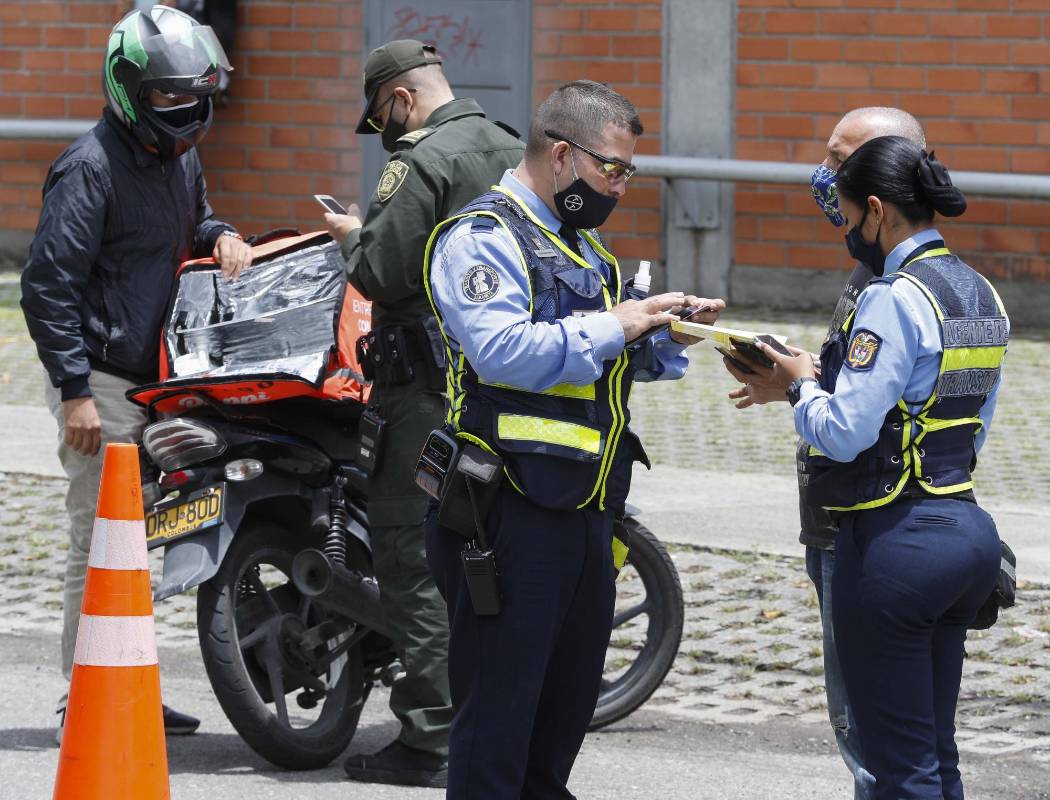Así se veían las vías del municipio de Sabaneta, en el sur del Valle del Aburrá, este fin de semana de cuarentena total. Algunas personas salieron a las calles haciendo caso omiso a las restricciones y fueron sancionadas con una multa de $936.320. FOTOS MANUEL SALDARRIAGA QUINTERO
