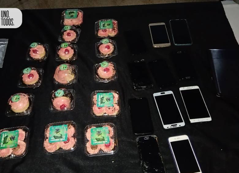 Estos son los pasteles de marihuana, junto a siete celulares y un computador decomisados en la escena. FOTO: CORTESÍA DE LA POLICÍA.