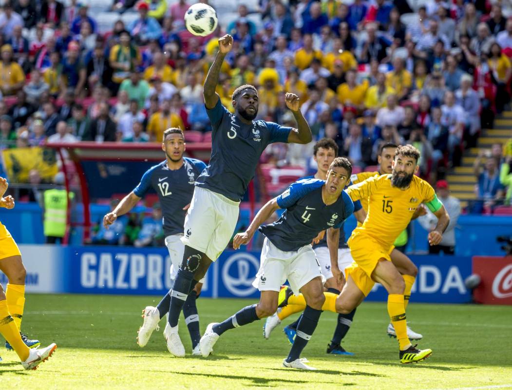 Cuando el partido iba 0-0 el árbitro pidió la revisión de una jugada polémica al VAR, lo que derivó en el cobro de un penalti que representaría el primer gol de Francia, que terminaría ganando el encuentro por 2-1. Foto: Juan Antonio Sánchez, enviado especial