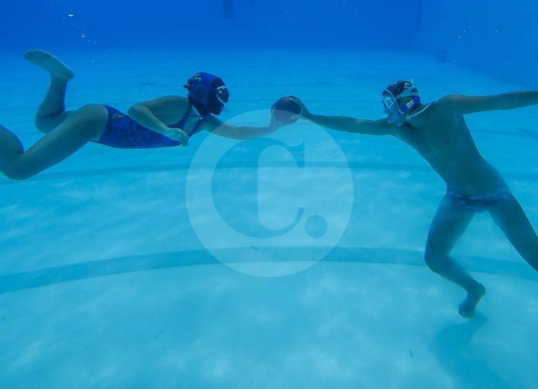 Héctor y Margarita, dos de las promesas del rugby subacuático de Antioquia y Colombia. FOTO JULIO CÉSAR HERRERA