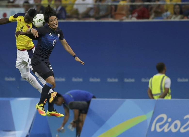 Deiver Machado y Shinya Yajima luchan por un balón durante el compromiso que empataron 2-2 Colombia y Japón en la segunda fecha del fútbol masculino en Juegos Olímpicos. FOTO Reuters