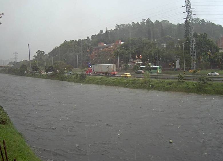 El nivel del río aumentó hasta el 95% de la capacidad de la banca. FOTO SIATA