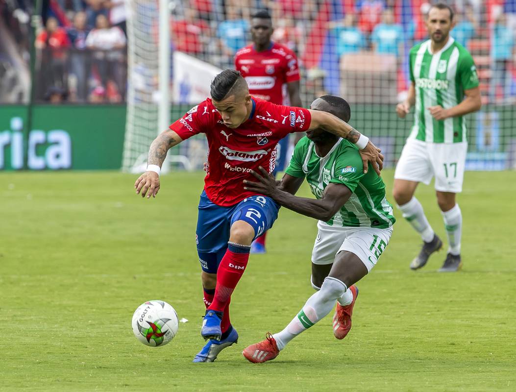 Leonardo Castro (DIM) y Deiver Machado (NAL), tuvieron una cerrada lucha durante todo el partido. Foto Juan Antonio Sánchez O