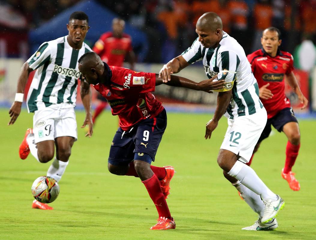 Fue un partido para los defensas de ambos equipos que casi siempre les ganaron los duelos a los delanteros rivales. FOTO JULIO CÉSAR HERRERA